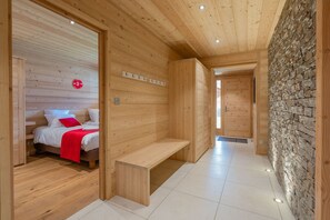 6 bedrooms, iron/ironing board, free WiFi