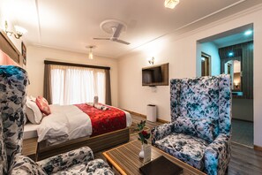 Minibar, free WiFi, bed sheets