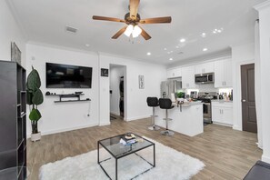 Refrigerador, microondas, horno y parrilla de estufa 