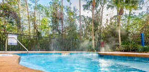 Una piscina con un cartel que indica una profundidad máxima de 3 pies y prohibido bucear.