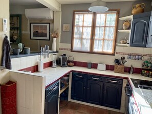 Private kitchen - Quiet house at the foot of the Alpilles for 2 to 6 people (Fontvieille)