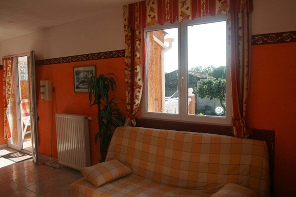 Televisión, tenis de mesa, libros y estéreo