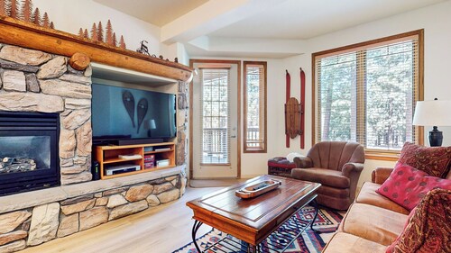 Bright Decorated, Walk to Eagle Lodge. Washer/Dryer, 1-Car Garage, Hot Tub