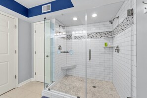 Combined shower/tub, towels