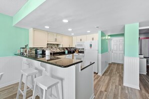 Réfrigérateur, four à micro-ondes, un four, surface de cuisson