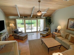 40-inch TV with digital channels - 174 Twin Oaks The Sea Pines Resort (Hilton Head Island)