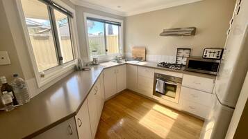 Micro-ondas, fogão, lava-louças