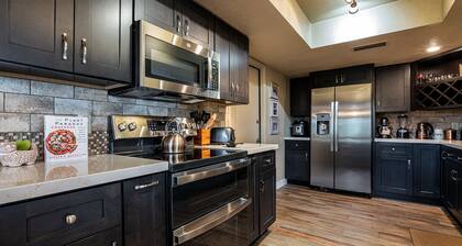 Sedona Roadrunner Elevated Red Rock Views, Work Desk, Private Yard, Hot Tub, Patio!