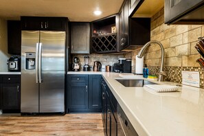 Fridge, microwave, oven, stovetop - Sedona Roadrunner Elevated Red Rock Views, Work Desk, Private Yard, Hot Tub, Patio! (Sedona)