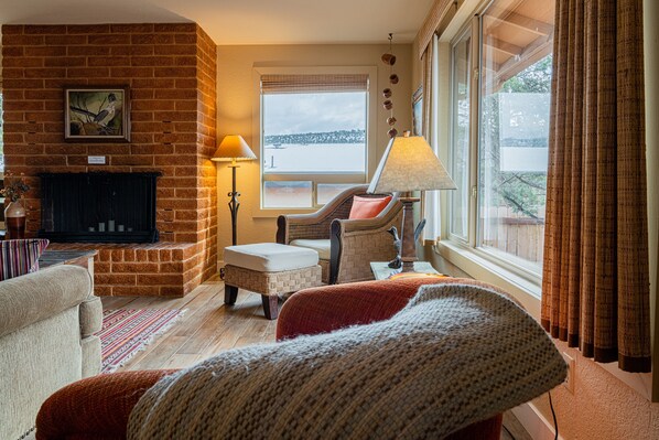 TV - Sedona Roadrunner Elevated Red Rock Views, Work Desk, Private Yard, Hot Tub, Patio! (Sedona)