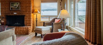 Discover the serene Sedona Roadrunner, a 2BR getaway with stunning red rock views.