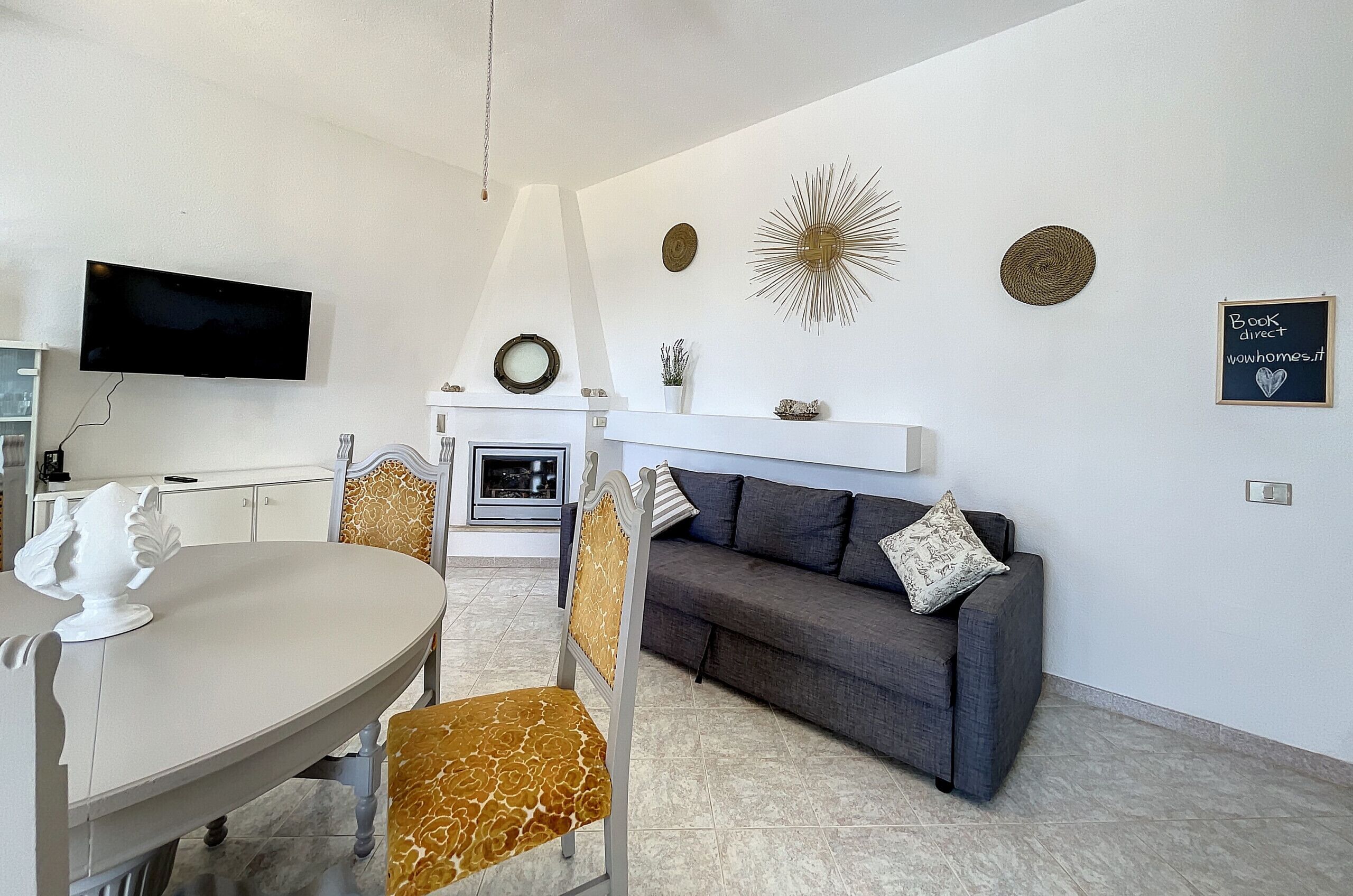 Televisión y chimenea 