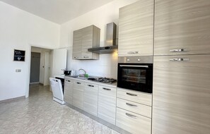 Refrigerador, horno, lavavajillas, cafetera/tetera