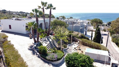 Ferienhaus mit Design-Pool & Meerblick beim Strand