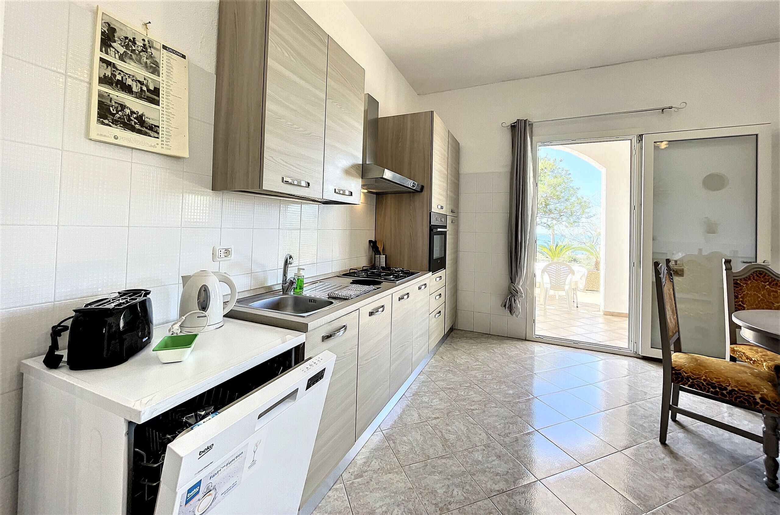 Kühlschrank, Ofen, Geschirrspüler, Wasserkocher mit Kaffee-/Teezubehör