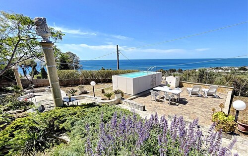 Sea view house w/ design pool close to beach