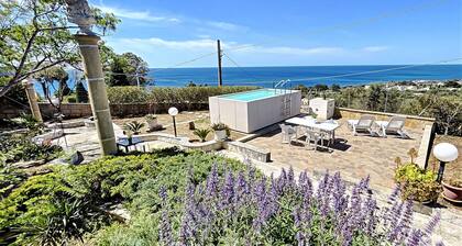 Sea view house w/ design pool close to beach