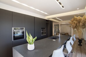 Jääkaappi, mikroaaltouuni, uuni, astianpesukone