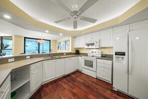 Refrigerador, microondas, horno, placa de cocina