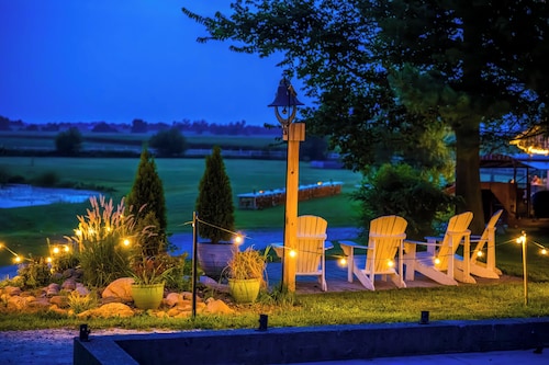 The Cottage at Locavore Farm 32-Acre Prairie, Pond & Farm-to-Table Stay