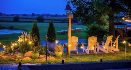 The Cottage at Locavore Farm 32-Acre Prairie, Pond & Farm-to-Table Stay