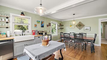Fridge, oven, stovetop, coffee/tea maker