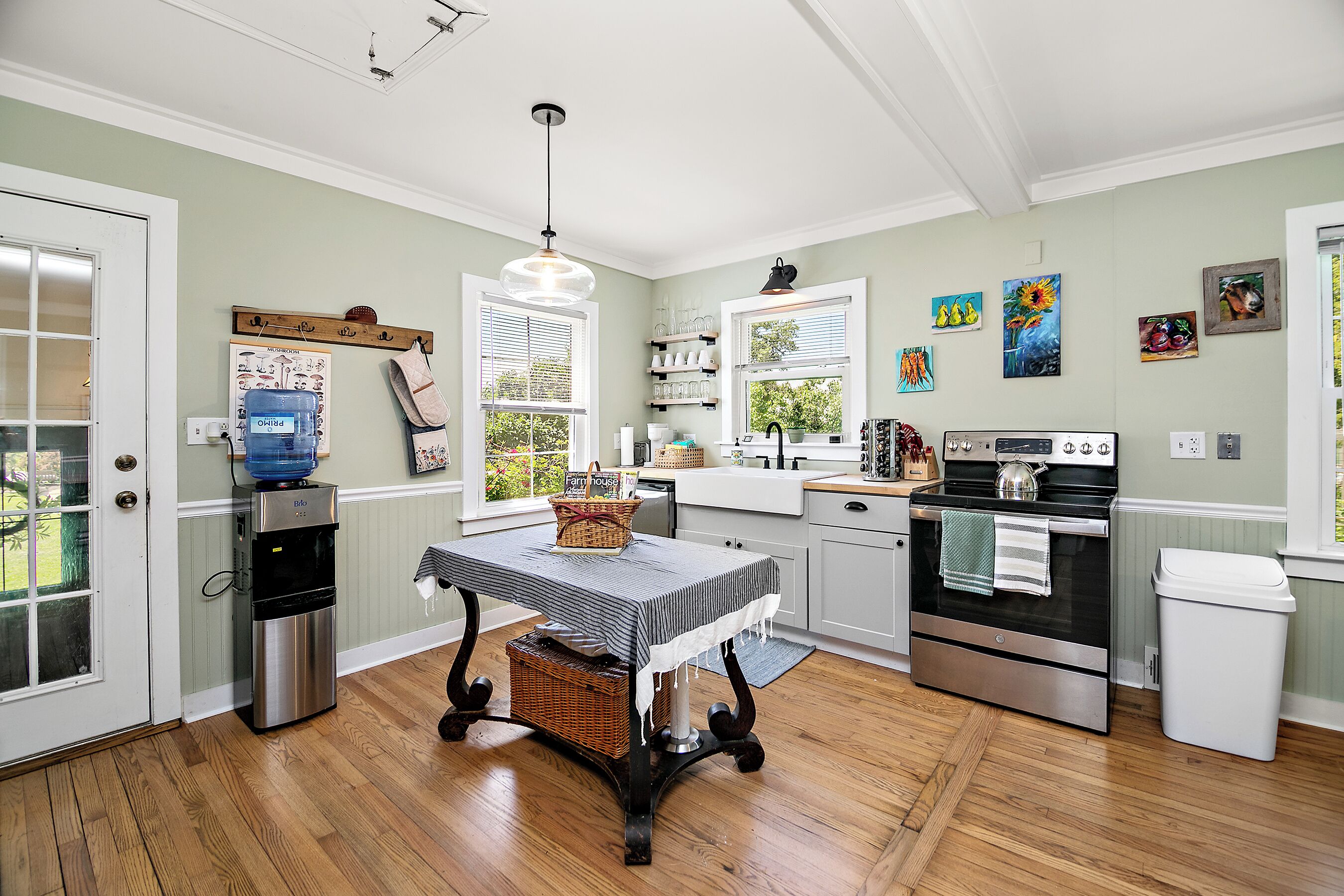 Fridge, oven, stovetop, coffee/tea maker