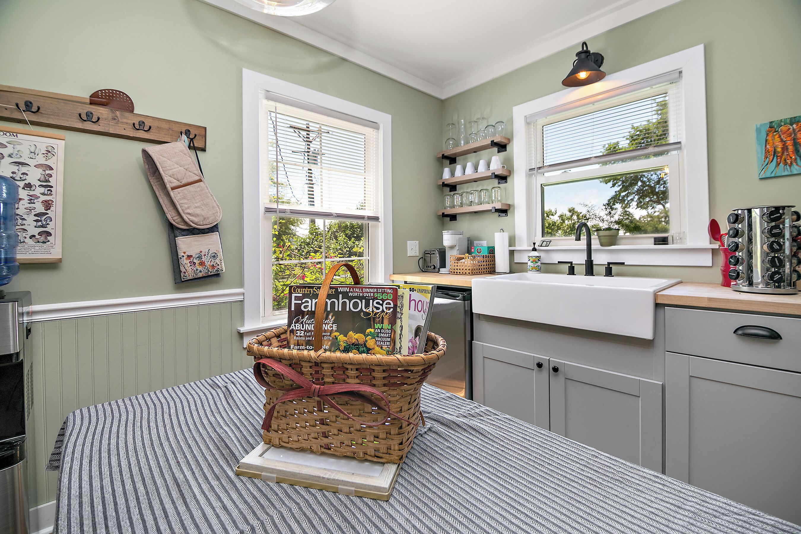 Fridge, oven, stovetop, coffee/tea maker