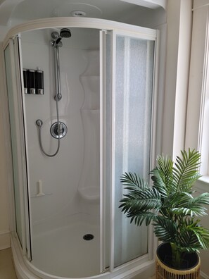 Bathtub, hair dryer, towels, soap - Peaceful House, Calming Gardens + Kitchen + Wi-Fi (Middleton)