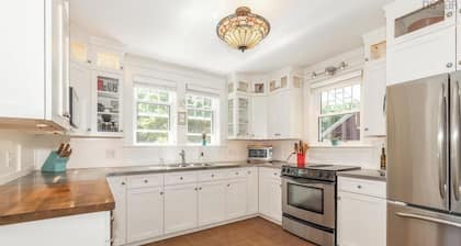 Peaceful House, Calming Gardens + Kitchen + Wi-Fi