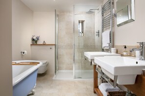 Bathtub, hair dryer, towels, soap - 5* Idyllic rural cottage, only 20 minutes from both North & South Cornish coasts (Truro)