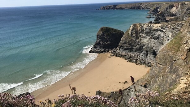 A coastal landscape with a sandy beach, rocky cliffs, and a clear view of the ocean. - 5* Idyllic rural cottage, only 20 minutes from both North & South Cornish coasts (Truro)