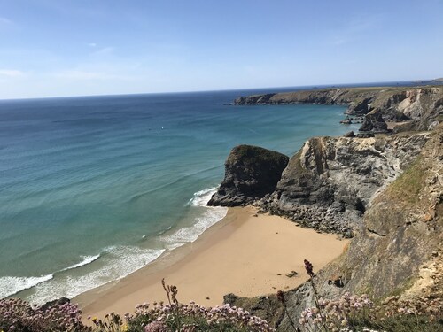 5* Idyllic dog-friendly cottage, only 20 mins from North or South Cornish coasts