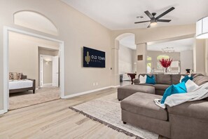 Televisión, estéreo y oficina 