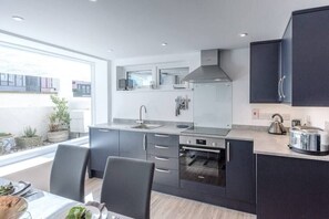 Réfrigérateur, four à micro-ondes, un four, surface de cuisson