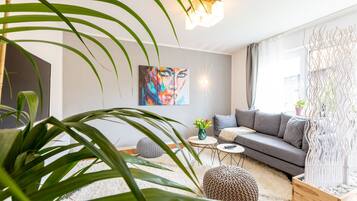 Smart-TV, Videospiele, Tischtennisplatte, Bücher