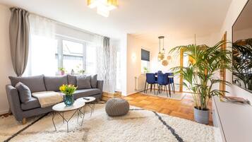 Smart-TV, Videospiele, Tischtennisplatte, Bücher