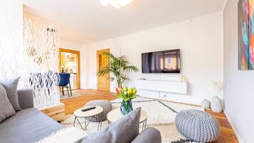 Smart-TV, Videospiele, Tischtennisplatte, Bücher