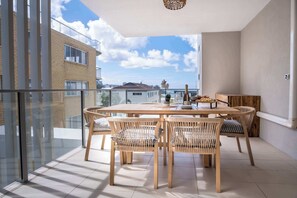 Outdoor dining - Modern Seaside Oasis in Kings Beach (Kings Beach)