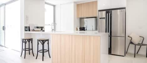 Refrigerador, microondas, horno y parrilla de estufa