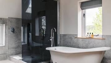 Tweepersoonskamer (Hampshire) | Badkamer | Een diep bad, een regendouche, een haardroger, badjassen