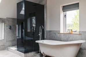 Doppelzimmer (Hampshire) | Badezimmer | Komfortbadewanne, Regendusche, Haartrockner, Bademäntel