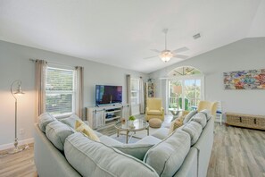 Smart-TV, Tischtennisplatte, Bücher