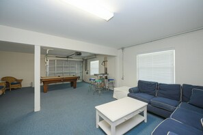 Smart-TV, Tischtennisplatte, Bücher