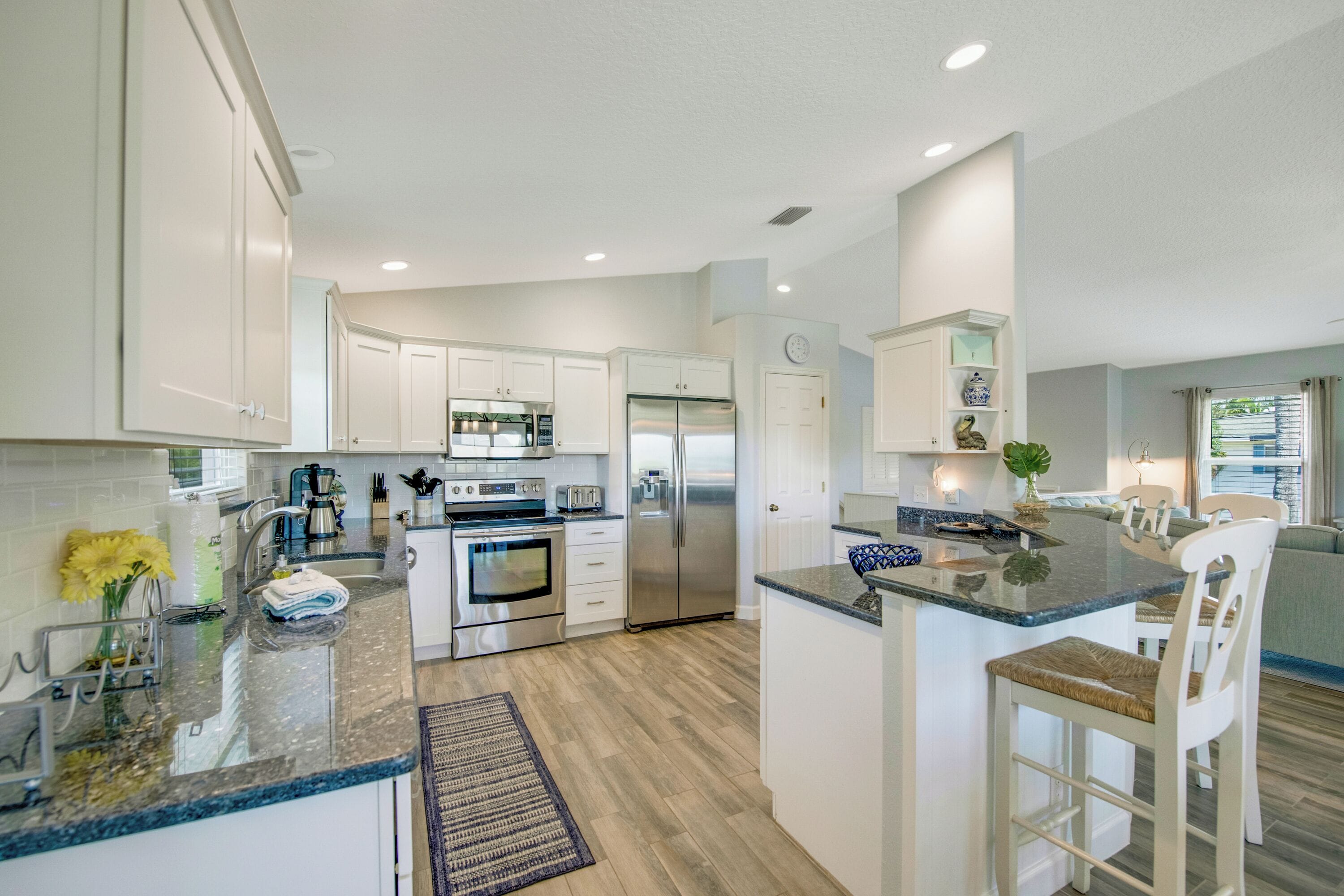 Full-sized fridge, microwave, oven, stovetop