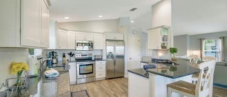 Full-size fridge, microwave, oven, stovetop