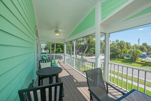 Terrace/patio - LaBella Casa: Games, updated beachy chic home moments to the Gulf! (Holmes Beach)