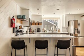 Frigorifero, microonde, forno, piano cottura