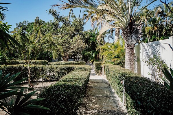 Property grounds - TranquiliSea 1: Pet friendly, long term discount, shared resort-style pool! (Holmes Beach)