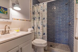 Combined shower/tub, hair dryer, towels